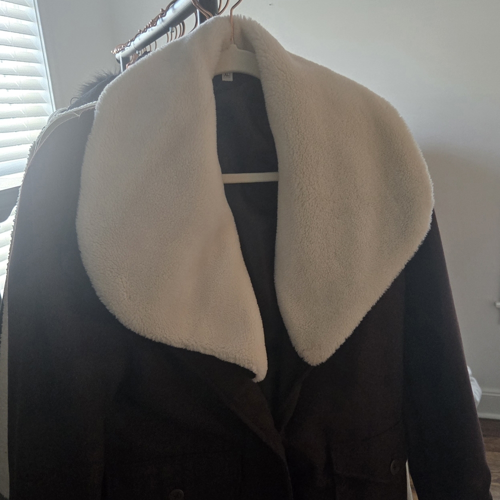 Elegant Women's Teddy Jacket with Cream Collar